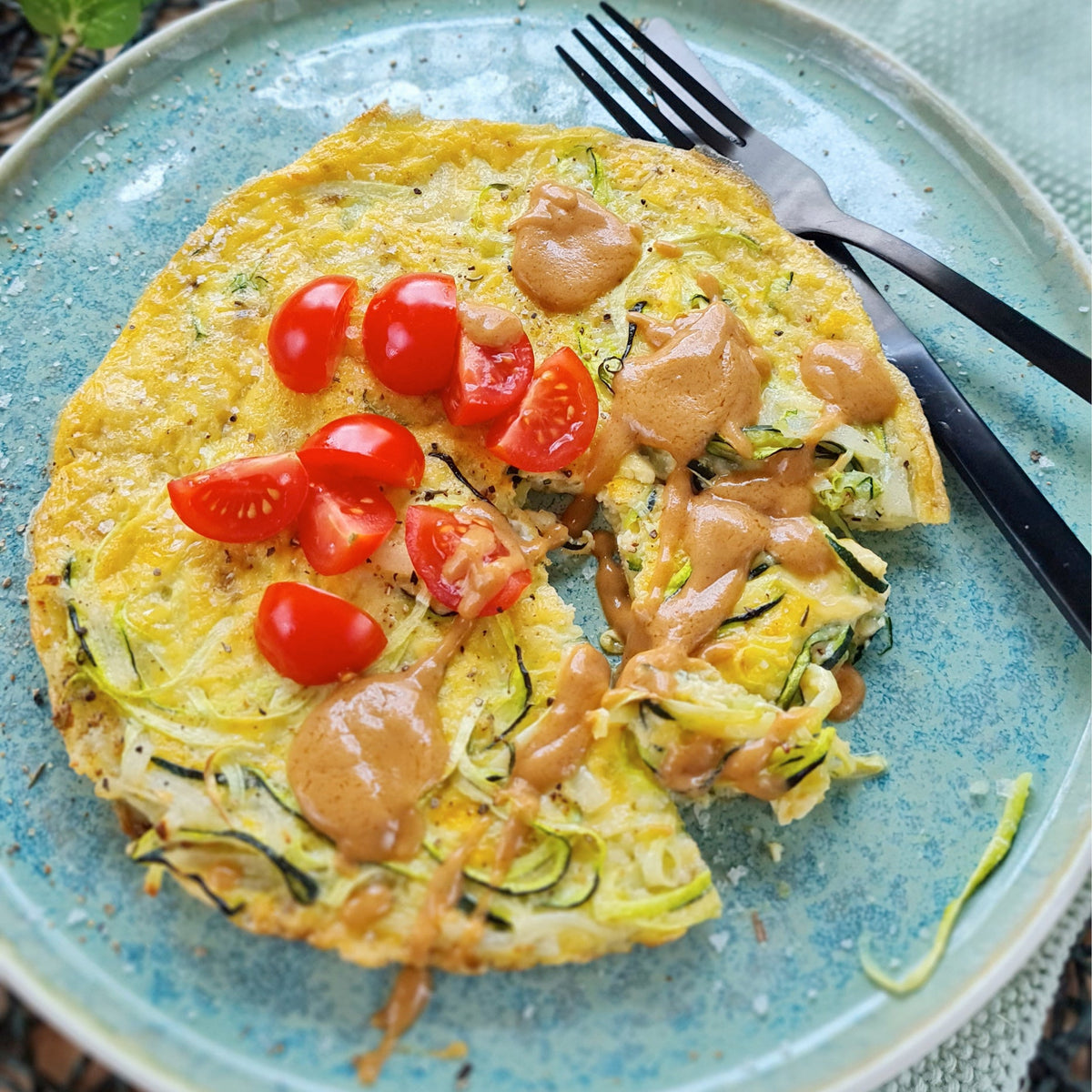Zucchini-Frittata mit Erdnusssauce aus dem Thermomix - Wundermix GmbH