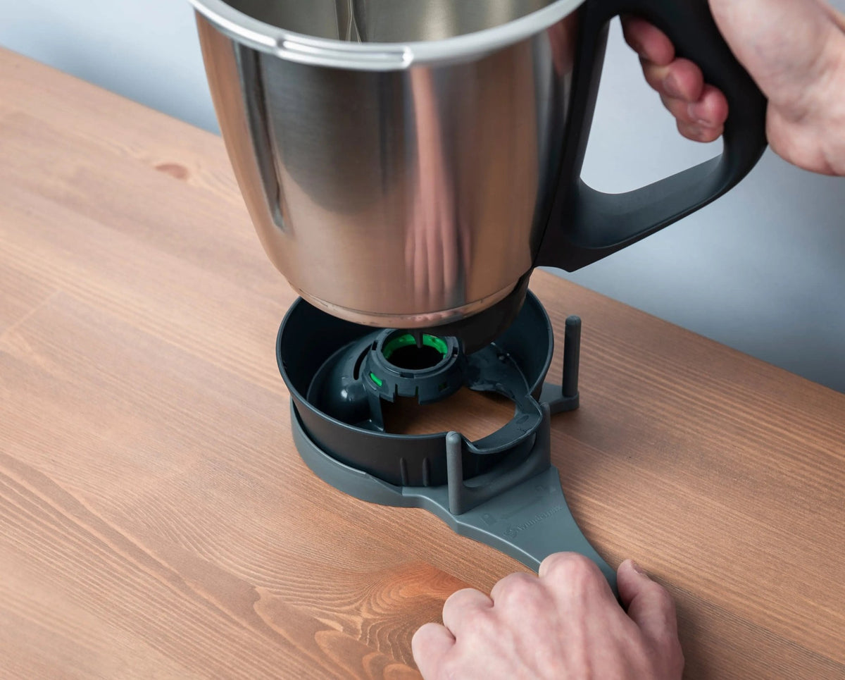 TopfTwister® | Öffnungshilfe für den Mixtopfboden | Bodendreher für Thermomix TM6, TM5, TM31 - Wundermix GmbH