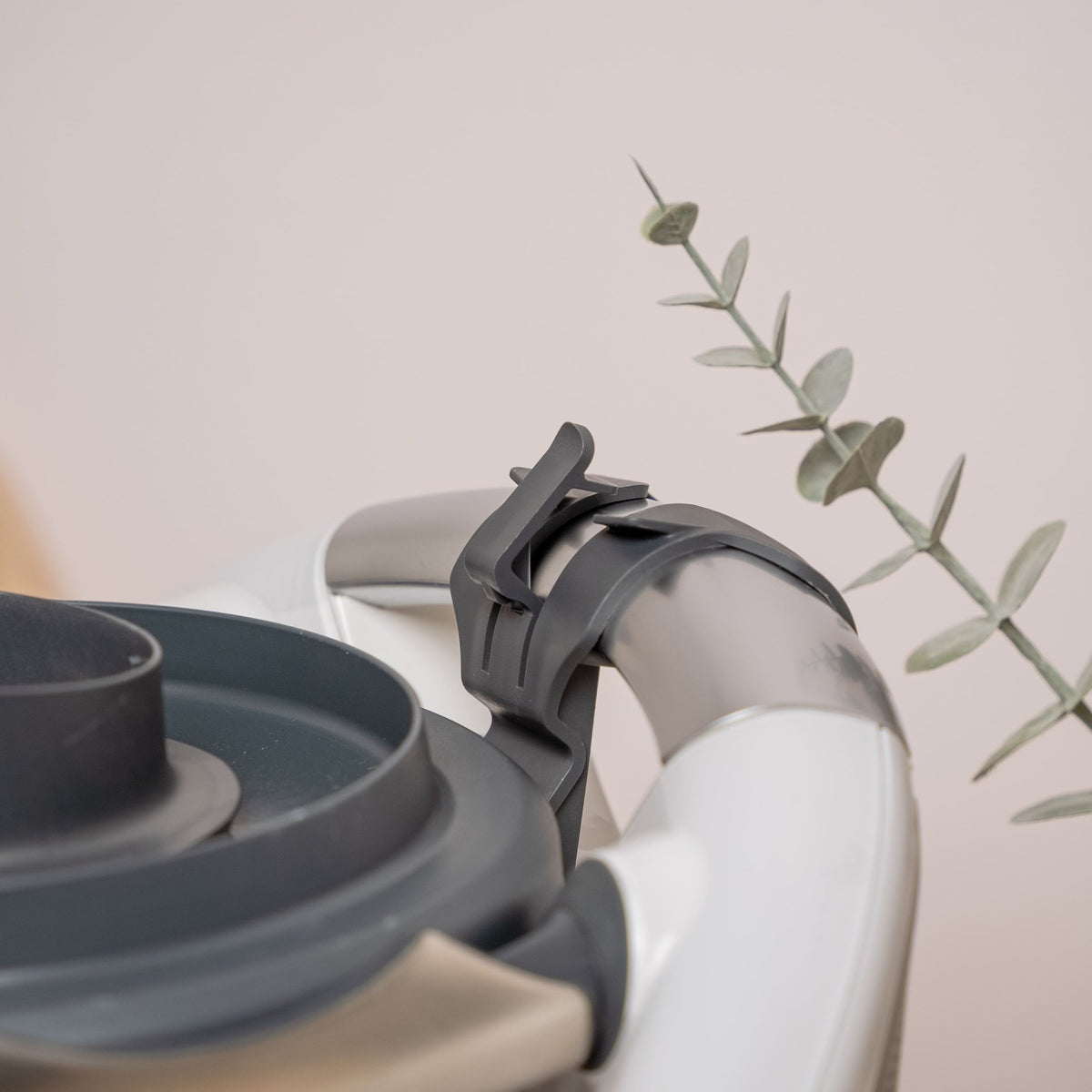 WunderClip® Pro | Deckelhalter für Thermomix TM6, TM5 - Wundermix GmbH